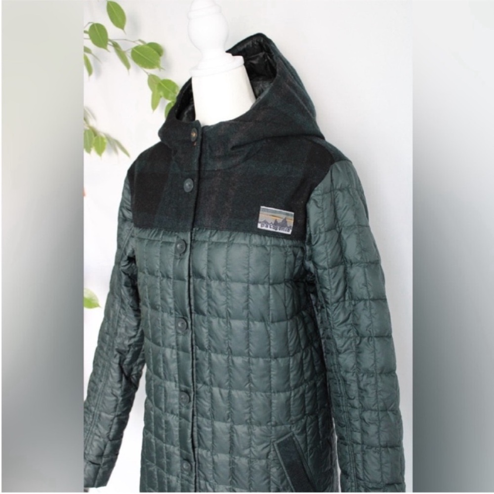 Patagonia Rare Recycled Down Hooded Coat Carbon
Green Medium - Picture 5 of 17